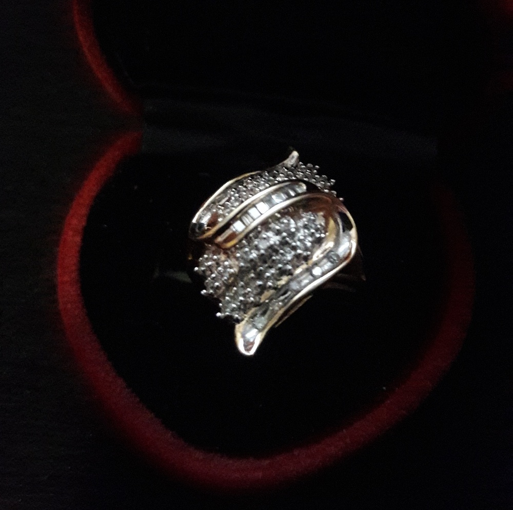 10k vintage solid Yellow Gold ring with diamond's